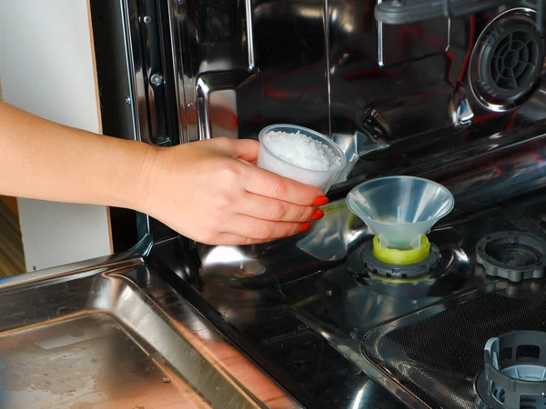 Zout Toevoegen Aan Vaatwasser Hand Van Een Vrouw Giet Zout — Stockfoto