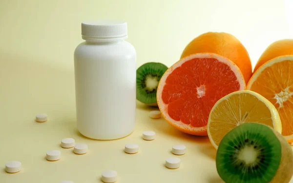 Vitaminen Medisch Concept Apotheek Natuurlijk Witte Fles Met Vitaminen Versnipperde — Stockfoto