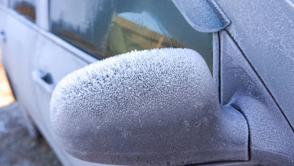 结冰的汽车镜子 早上的霜冻车 — 图库照片