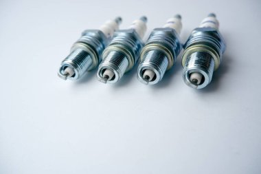 Otomobil parçaları. Araba bujileri. Bir benzin içten yanmalı motorun bujileri.