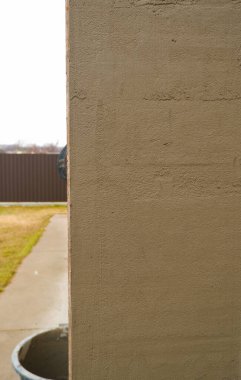 İnşaat konsepti. Çimento sıva. Tuğla sütun yapıştırma işlemi. Duvarı alçılıyorum.