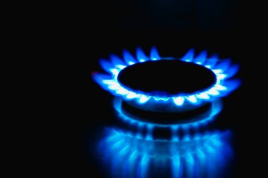 Siyah arka planda bir gaz ocağının alevi. Siyah arka planda doğal gaz yanması. Gaz ocağı. Gaz ocağı ocağı yanıyor. Fosil yakıt. Avrupa 'da gaz krizi.
