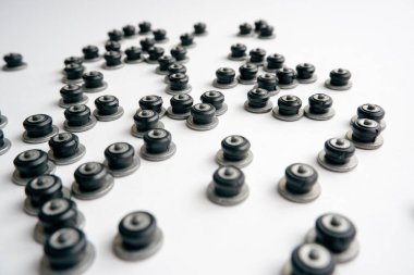 Kış çivili lastiklerin tamiri. Beyaz arka plana saçılmış çivileri onardı. Kayıp lastik çivileri değiştirildi.