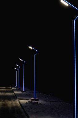 Mavi ışıklı modern bir sokak lambası. Modern görünümlü bir sokak lambası.