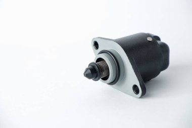 Araba enjektörü motoru boşta. Boşta hız sensörü. Boş hız denetleyicisi beyaz arkaplanı kapat