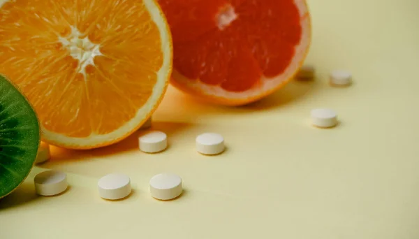 Vitaminkoncepció Friss Lédús Szeletelt Citrusfélék Mellett Vitamin Tablettát Választás Egészséges — Stock Fotó