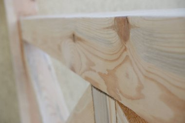 Kum tahtası. Ahşap doku. Kumlu ahşap kirişler. Yakın çekim görüntüsü. Tahta kirişi zımparalıyorum.