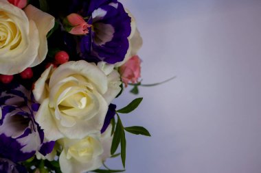 Çiçek arkaplan. Çok renkli güllerden oluşan buket yakın plan. Çok renkli parlak güllerin arka planı. Güllerin renkli romantik süslemesi.