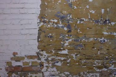 Eski, eski, eski, kirli tuğla duvarın arka planı. Alçı, doku, yırtık tuğla kaplama arka plan. Huysuz Tuğla Duvarı Yatay Doku. Tuğla Duvarı Arkaplanı.