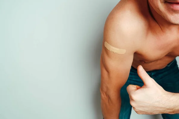 Een Man Die Een Vaccin Heeft Gekregen Toont Zijn Hand — Stockfoto