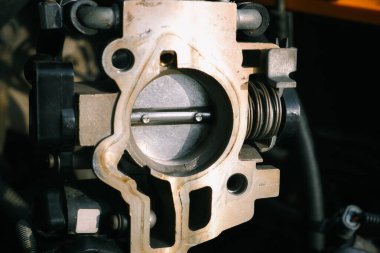 Araba tamiri. Enjeksiyon motorunun gaz vanasını temizliyorum..