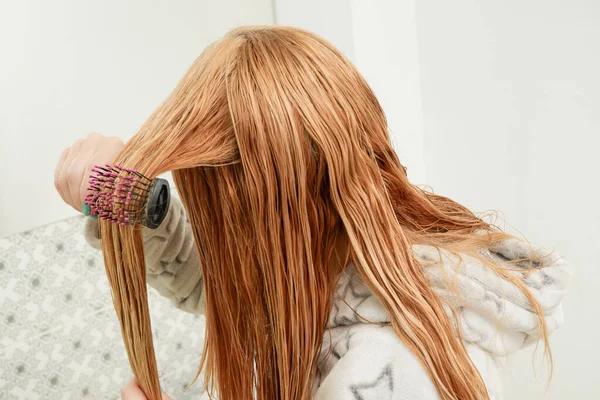 Blondynka Próbuje Uczesać Włosy Grzebieniem Kąpieli Czerwony Blond Czesanie Mokre — Zdjęcie stockowe