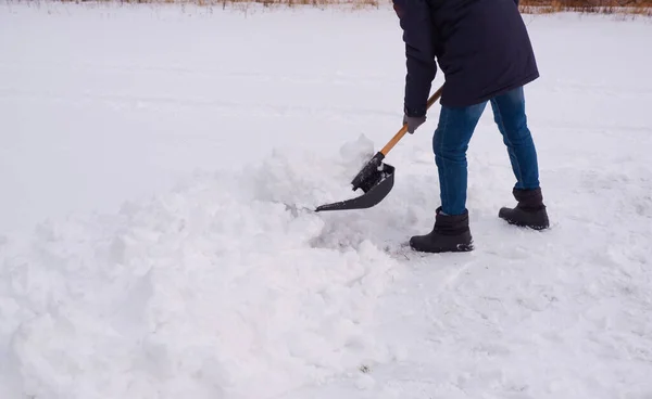 Очищення Снігопадів Чоловік Очищає Сніг Дворі — стокове фото