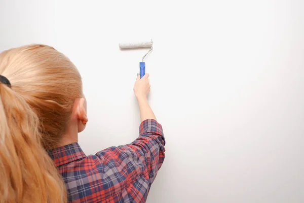Interieur Huis Schilderen Vrouw Schilderen Woonkamer Muur Met Verfroller Bekijk — Stockfoto