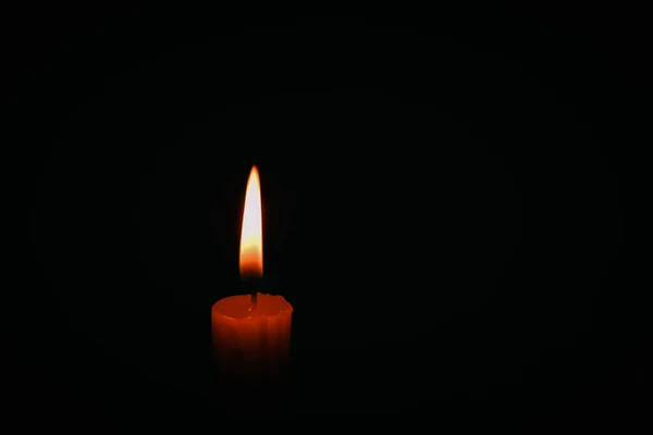 Одинарна Запалена Свічка Досить Полум Драматичне Палаюче Полум Свічки Чорному — стокове фото