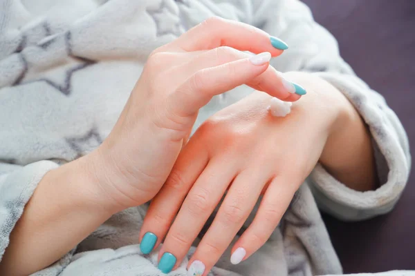 Handhuidverzorging Kosmetologisch Concept Vrouw Die Handcrème Aanbrengt Het Baden Close — Stockfoto