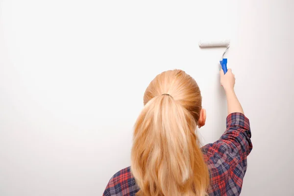 Interieur Huis Schilderen Vrouw Schilderen Woonkamer Muur Met Verfroller Bekijk — Stockfoto