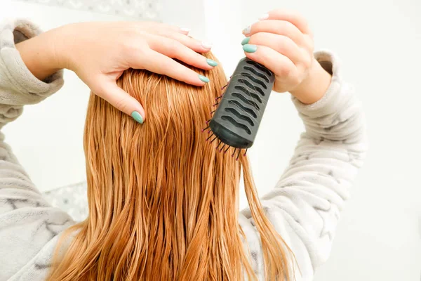 Blonde Woman Tries Comb Her Tangled Hair Comb Bathing Red — Stock Photo, Image