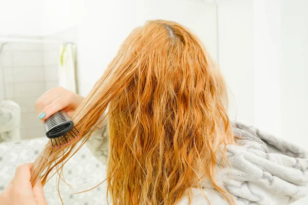 Блондинка Пытается Расчесать Свои Запутанные Волосы Расчёской После Купания Рыжая — стоковое фото