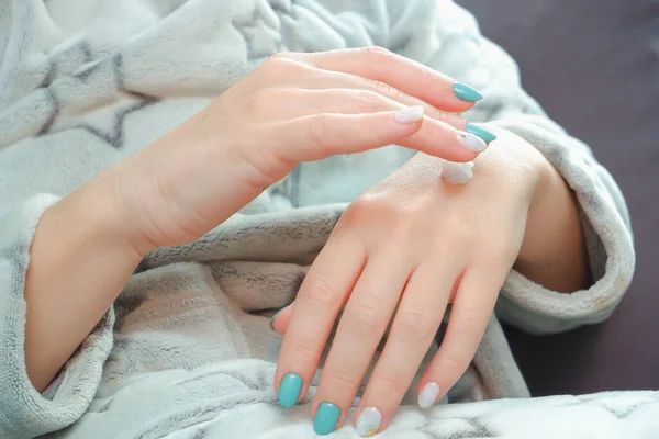 Handhuidverzorging Kosmetologisch Concept Vrouw Die Handcrème Aanbrengt Het Baden Close — Stockfoto