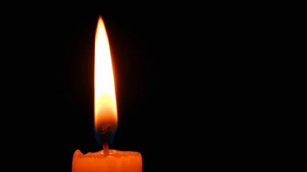 Одинарна Запалена Свічка Досить Полум Драматичне Палаюче Полум Свічки Чорному — стокове фото