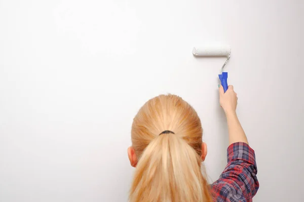 Malowanie Wnętrz Kobieta Maluje Ścianę Salonu Wałkiem Malowania Widok Tyłu — Zdjęcie stockowe