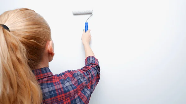 Interieur Huis Schilderen Vrouw Schilderen Woonkamer Muur Met Verfroller Bekijk — Stockfoto