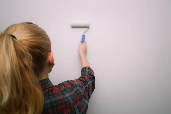 Malowanie Wnętrz Kobieta Maluje Ścianę Salonu Wałkiem Malowania Widok Tyłu — Zdjęcie stockowe