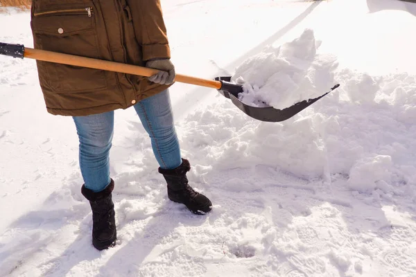 Снігоприбирання Взимку Жінка Очищає Сніг Лопатою Місцевому Районі — стокове фото