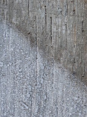 Kar buz dokusu. Tahtada buzlar eridi. Eriyen karla kaplanmış tahtalar..