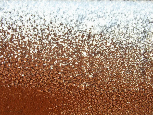 雪氷の質感 木の板の上で解凍霜 溶融雪で覆われた木製の板 — ストック写真