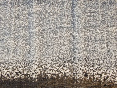 Kar buz dokusu. Tahtada buzlar eridi. Eriyen karla kaplanmış tahtalar..