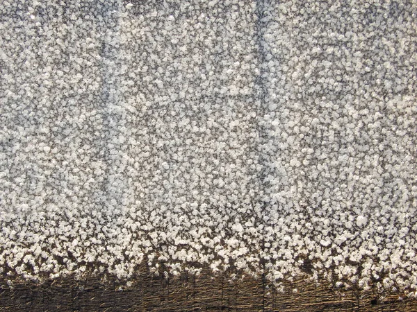 Schneeeisbeschaffenheit Auftauender Frost Auf Einem Holzbrett Holzbohlen Mit Schmelzendem Schnee — Stockfoto