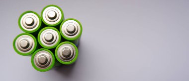 Birkaç tane AA batarya yakın çekim fotoğrafı. Kullanılmış piller, atık, toplama ve geri dönüşüm. Alkalin pil yığınının kapatılması.