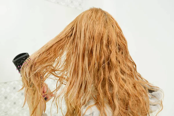 Donna Spazzolando Capelli Bagnati Disordinato Dopo Bagno Con Pettine Sottile — Foto Stock