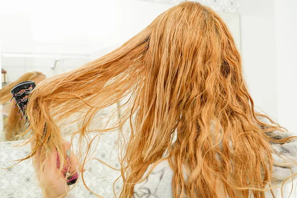 Mulher Escovando Seu Cabelo Molhado Bagunçado Após Banho Com Pente — Fotografia de Stock