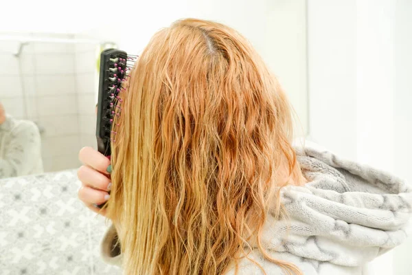 Женщина Расчесывает Свои Мокрые Грязные Волосы После Ванны Расческой Тонкие — стоковое фото