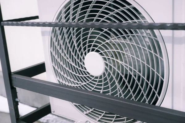 Buitenunit Van Luchtwarmtepomp Airconditioner Radiator Ventilator Close Foto — Stockfoto