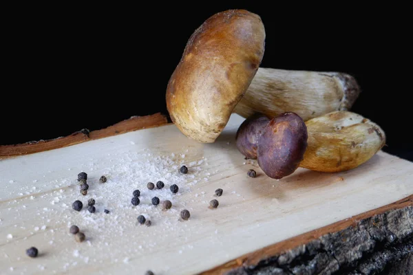 Složení Jedlých Hub Dřevěné Desce Černé Pozadí Kulinářské Pojetí — Stock fotografie