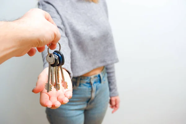 Fokusera Kvinnliga Handhållna Husnycklar Kvinnlig Mäklare Ger Ett Gäng Till — Stockfoto