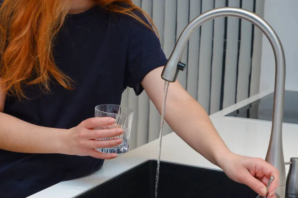 Vrouw Die Drinkt Uit Waterkraan Kraan Keuken Verse Drank Inschenken — Stockfoto