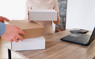 Ofis servis konsepti. Masadaki kadına karton kutu getiren adam. ev, ekspres ev teslimat servisi, kargo taşımacılığı, ulaşım lojistiği ve çevrimiçi alışveriş kavramı