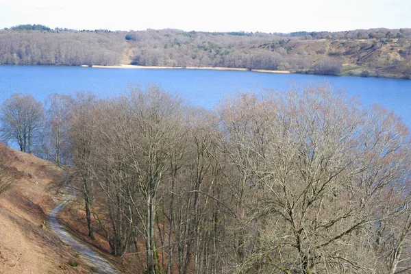 Paisagem Início Primavera Belo Lago Rodeado Por Colinas Com Árvores — Fotografia de Stock