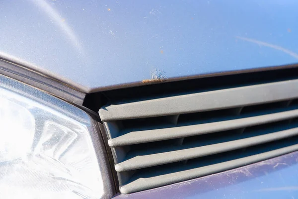 Korozyon, araba gövdesinde pas. Pas, aşınma ve boya zifti olan bir araba. Çevreye zarar veren maddeler konsepti. Seçici odak