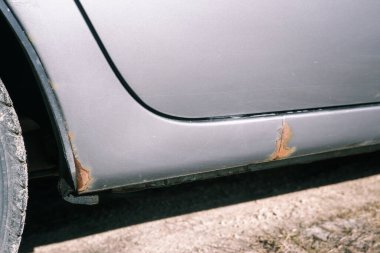 Korozyon, araba gövdesinde pas. Pas, aşınma ve boya zifti olan bir araba. Çevreye zarar veren maddeler konsepti. Seçici odak