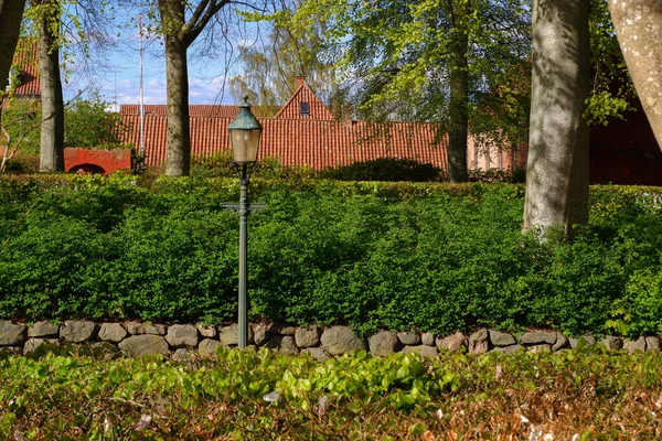 Bir Avrupa şehrinin bahar parkında rahatlamak için rahat yaya alanı. Halk parkında bahar çiçekleniyor.