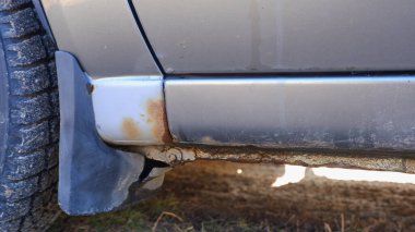 Korozyon, araba gövdesinde pas. Pas, aşınma ve boya zifti olan bir araba. Çevreye zarar veren maddeler konsepti. Seçici odak