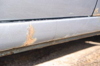 Korozyon, araba gövdesinde pas. Pas, aşınma ve boya zifti olan bir araba. Çevreye zarar veren maddeler konsepti. Seçici odak