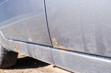 Korozyon, araba gövdesinde pas. Pas, aşınma ve boya zifti olan bir araba. Çevreye zarar veren maddeler konsepti. Seçici odak