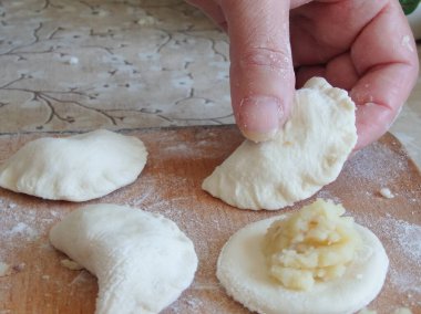 Maya hamuruyla doldurulmuş hamur köftesi pişiriyorum. Maya hamurunda ev yapımı beyaz et pişirmek.